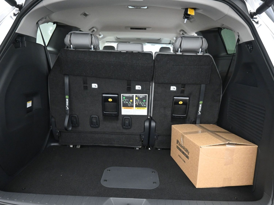 Grey Toyota Sienna image number 13