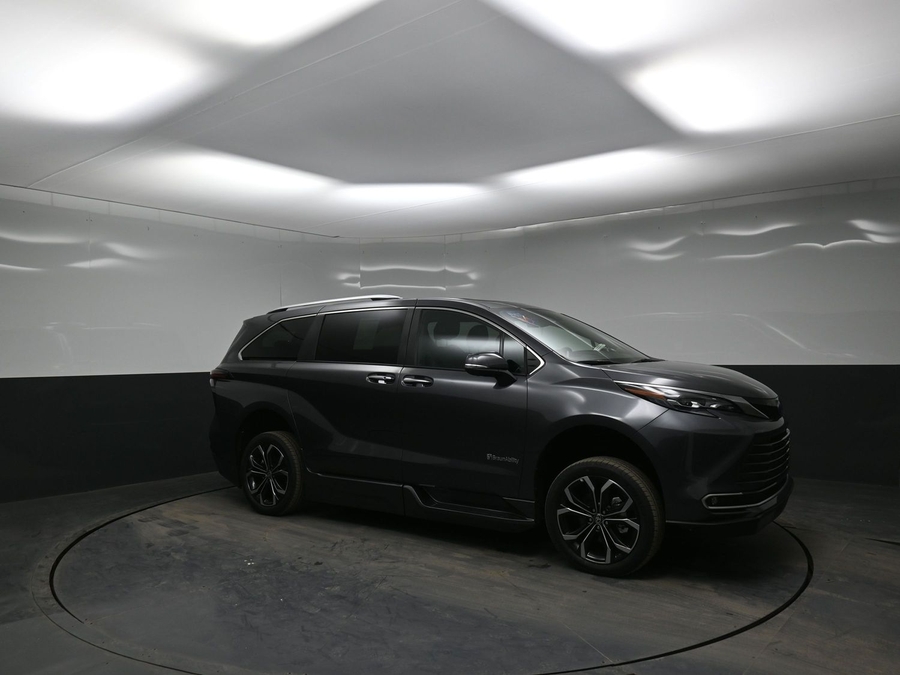 Grey Toyota Sienna image number 17