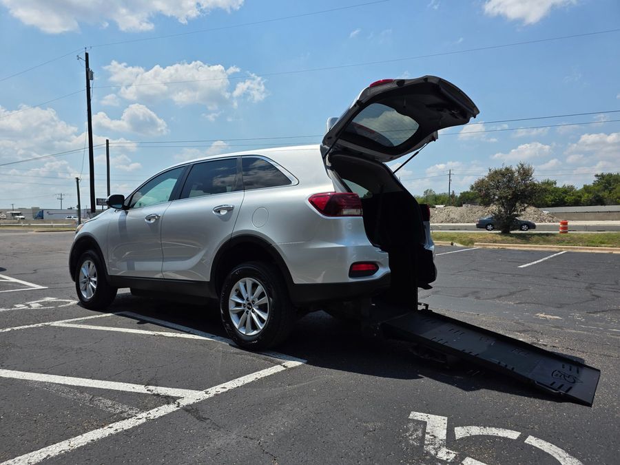 Used 2020 Kia Sorento LX V6 - Freedom Rear Entry Entry Fold Out Manual Ramp