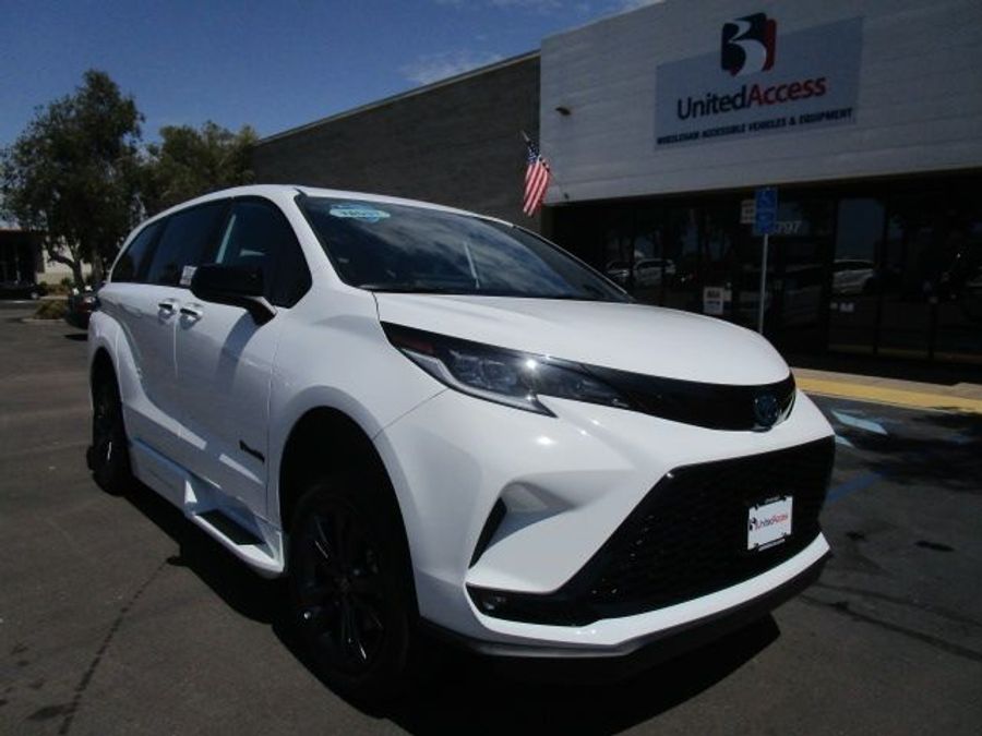 New 2025 Toyota Sienna Hybrid XSE Sport - BraunAbility Side Entry Entry Fold Out Automatic Ramp