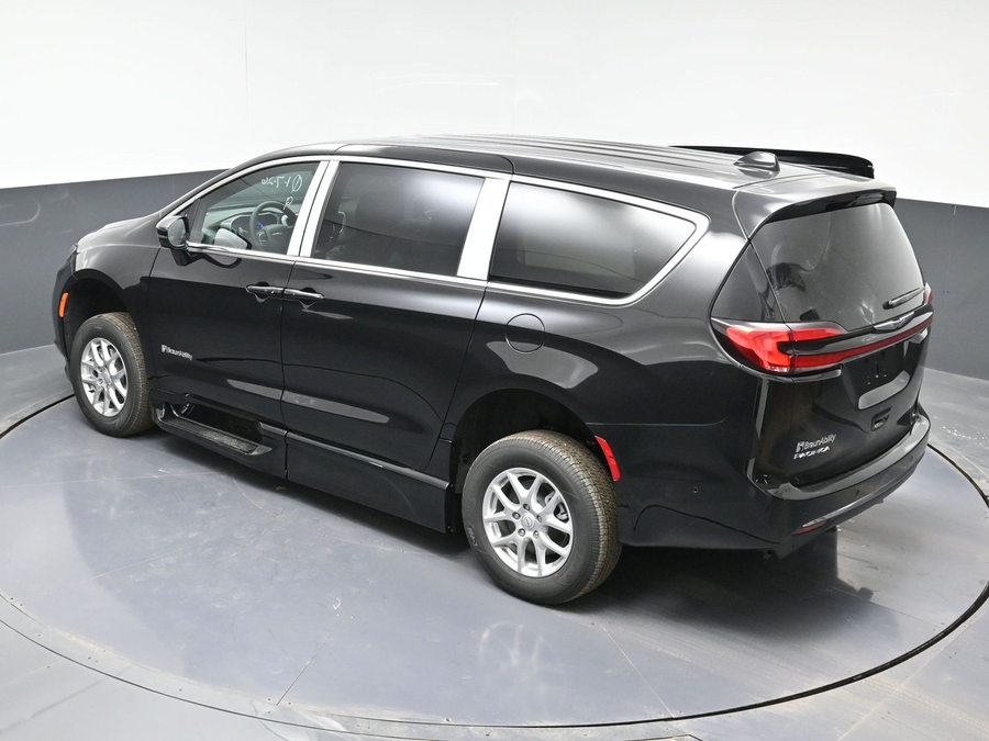 Black Chrysler Pacifica image number 24
