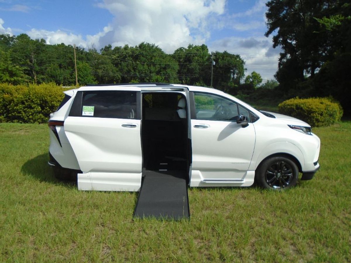 Toyota Sienna blanca con entrada lateral automática en rampa de piso