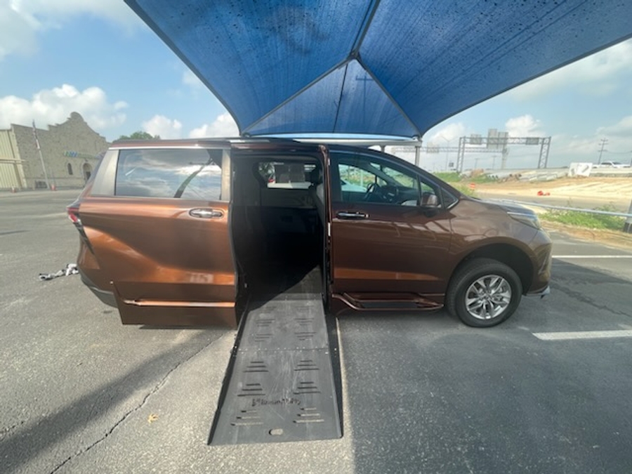 Orange Toyota Sienna image number 2