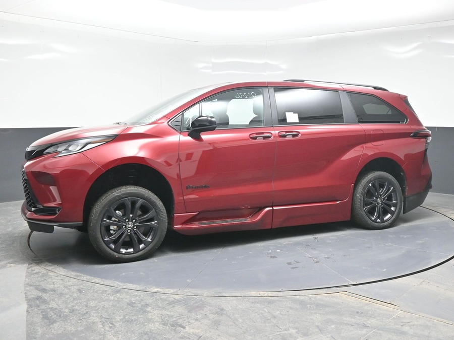 New 2025 Toyota Sienna Hybrid XSE Sport - BraunAbility Side Entry Entry Fold Out Automatic Ramp
