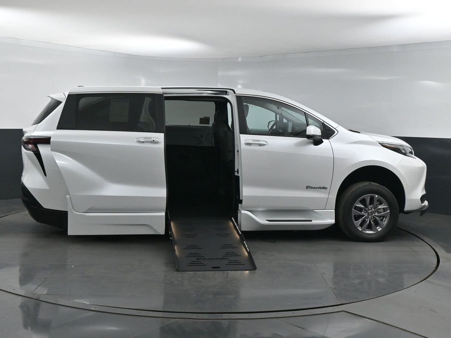 New 2025 Toyota Sienna Hybrid XLE Base - BraunAbility Side Entry Entry Fold Out Automatic Ramp