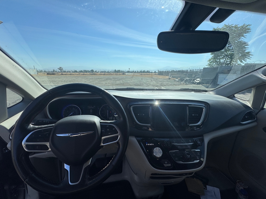 Silver Chrysler Pacifica image number 2