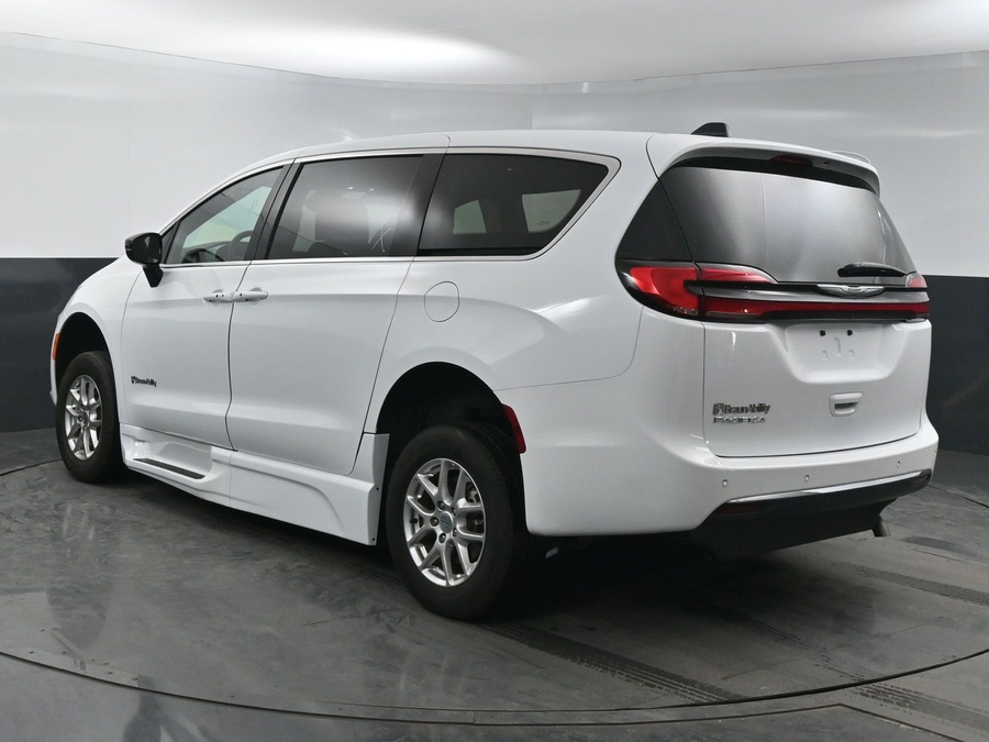 Used 2024 Chrysler Pacifica Touring-L - BraunAbility Side Entry Entry In Floor Automatic Ramp