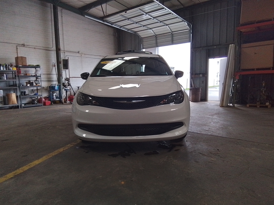 White Chrysler Voyager image number 1