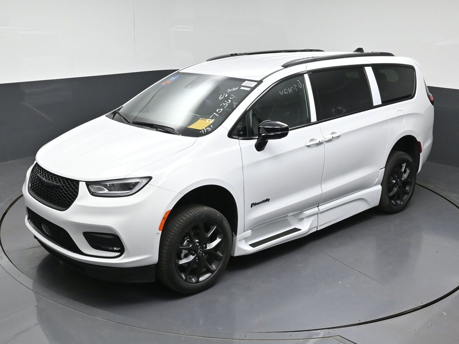 New 2026 Chrysler Pacifica Select Sport - BraunAbility Side Entry In Floor Automatic Ramp
