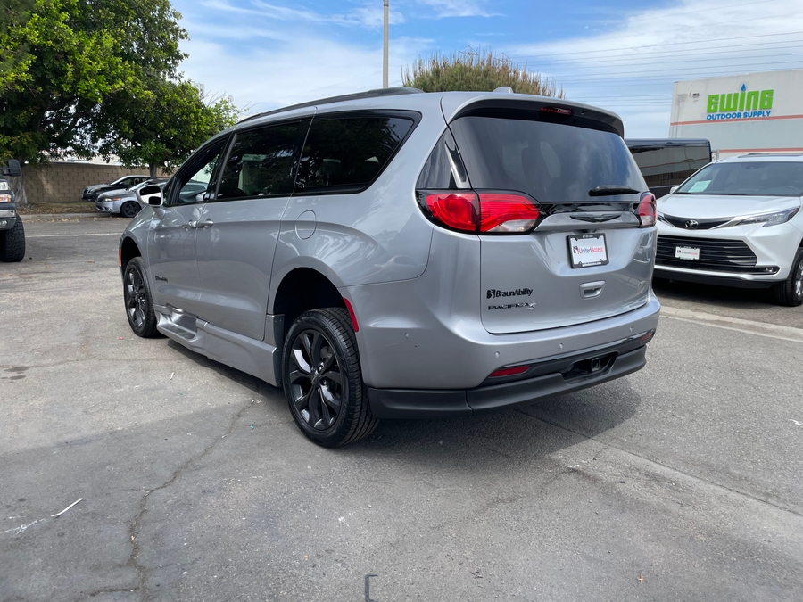 Used 2020 Chrysler Pacifica Touring L - BraunAbility Side Entry In Floor Automatic Ramp