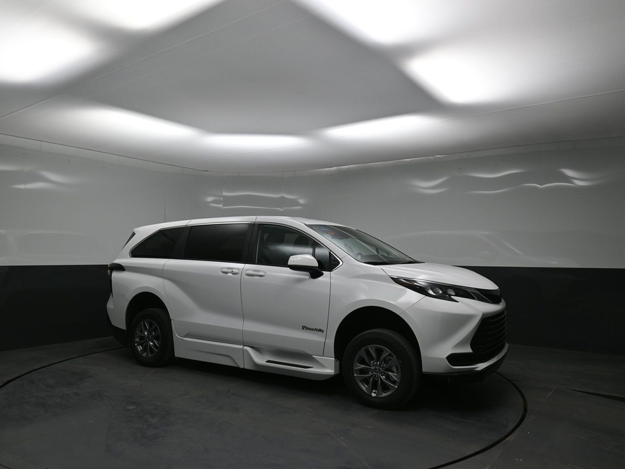 New 2026 Toyota Sienna Hybrid LE - BraunAbility Side Entry Entry Fold Out Automatic Ramp