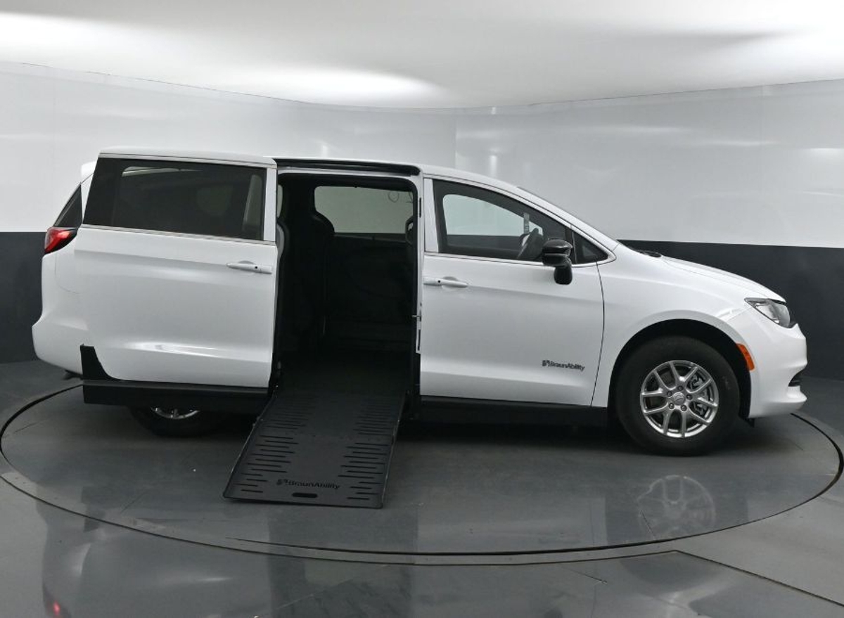 2025 Chrysler Voyager LX's photo
