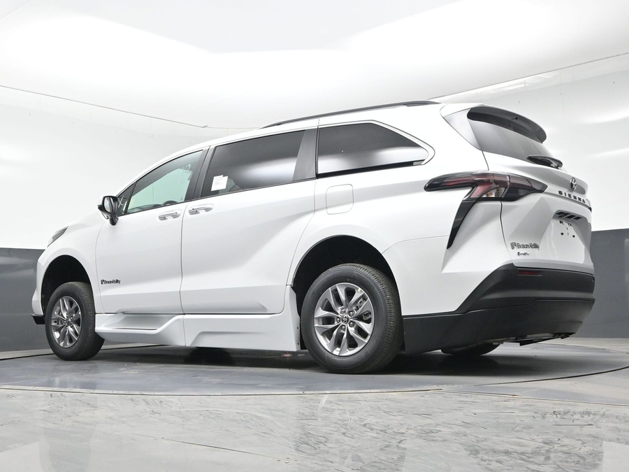 New 2026 Toyota Sienna Hybrid XLE Base - BraunAbility Side Entry Entry In Floor Automatic Ramp