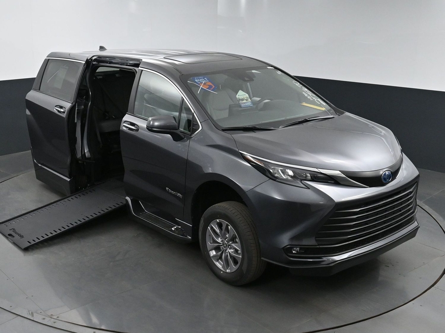New 2025 Toyota Sienna Hybrid XLE Base - BraunAbility Side Entry Entry In Floor Automatic Ramp