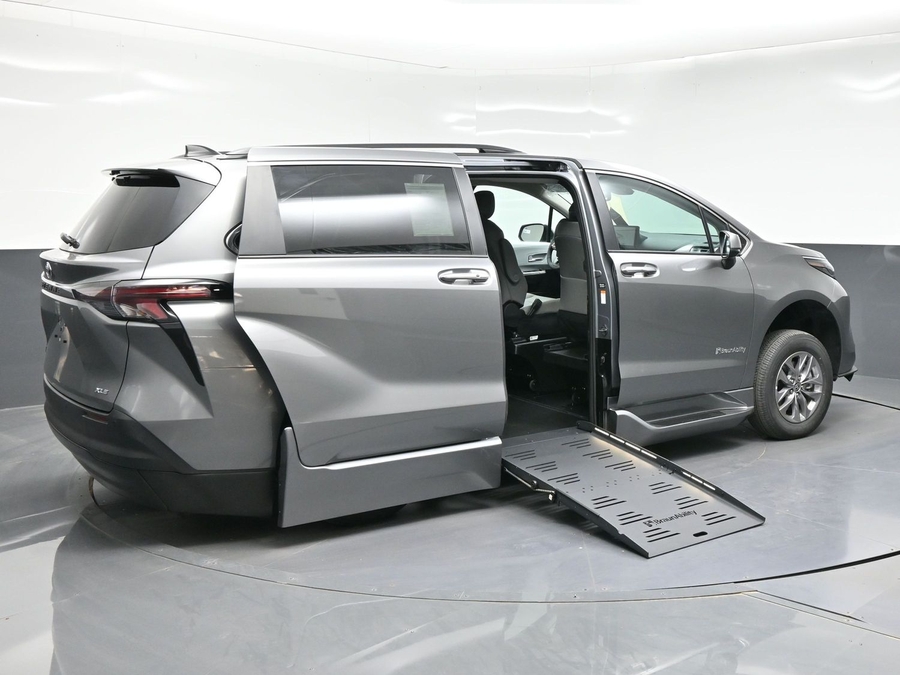 New 2026 Toyota Sienna Hybrid XLE Add - BraunAbility Side Entry Entry Fold Out Automatic Ramp