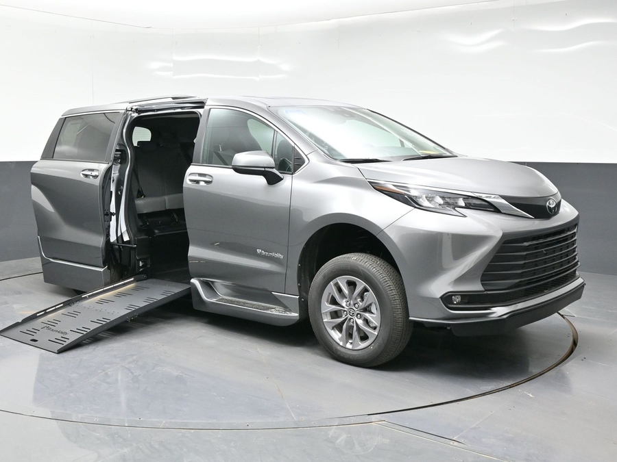 New 2026 Toyota Sienna Hybrid XLE Base - BraunAbility Side Entry Fold Out Automatic Ramp