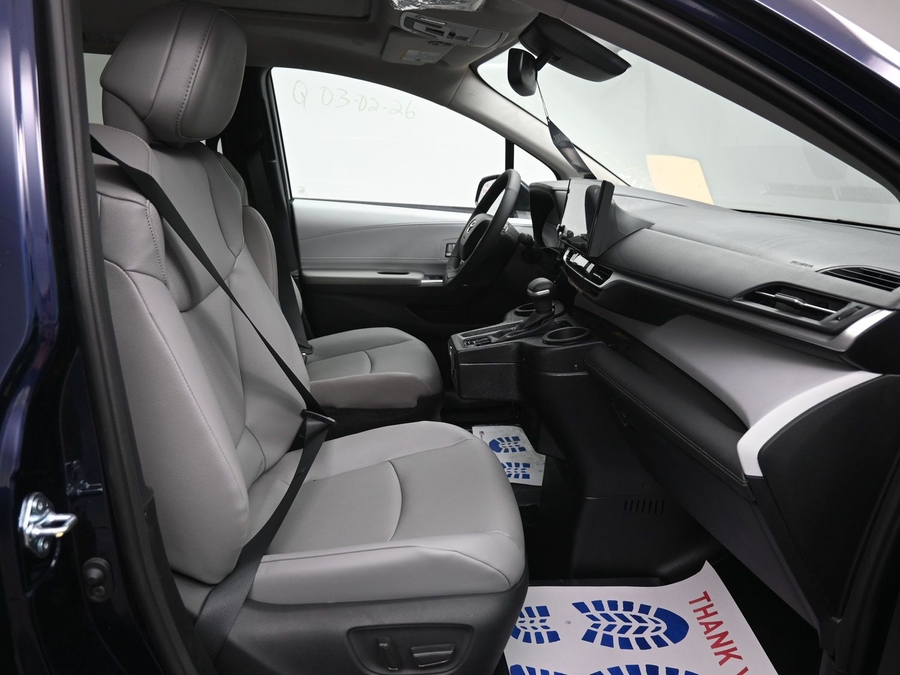 New 2026 Toyota Sienna Hybrid XLE Base - BraunAbility Side Entry Entry Fold Out Automatic Ramp