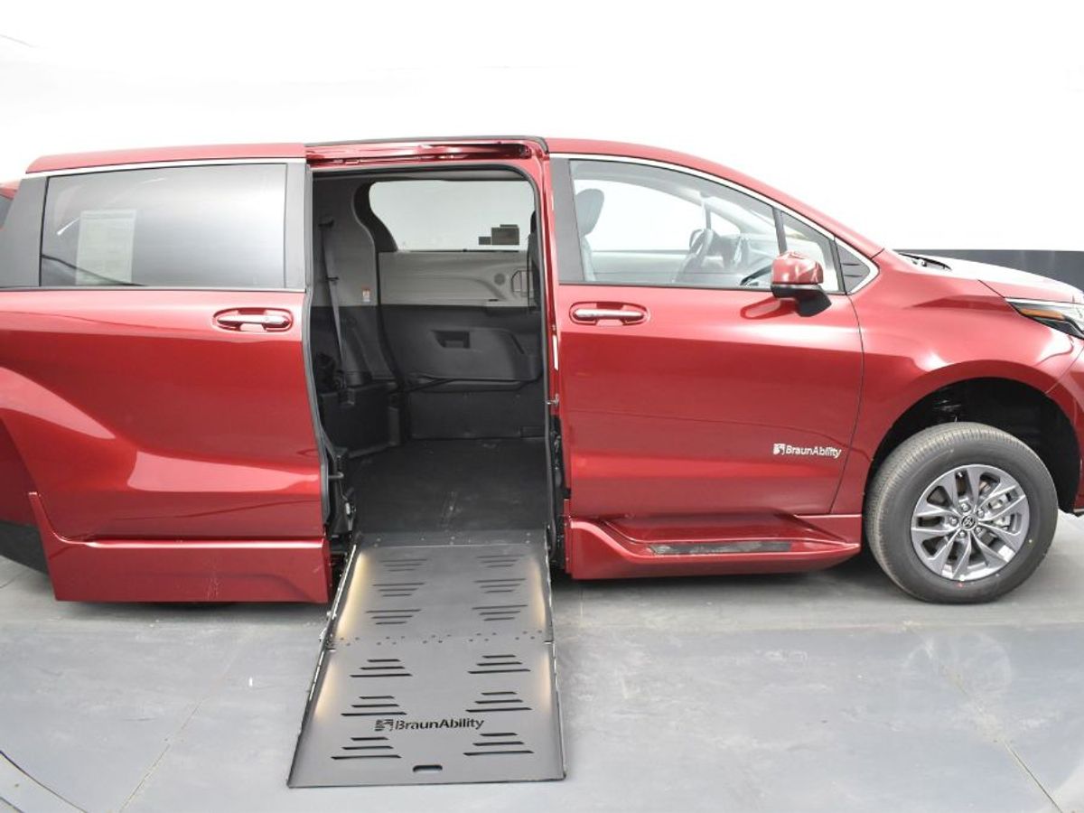 Red Toyota Sienna image number 1