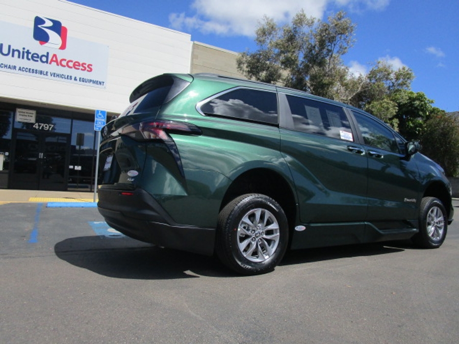 New 2026 Toyota Sienna Hybrid XLE Base - BraunAbility Side Entry Entry Fold Out Automatic Ramp