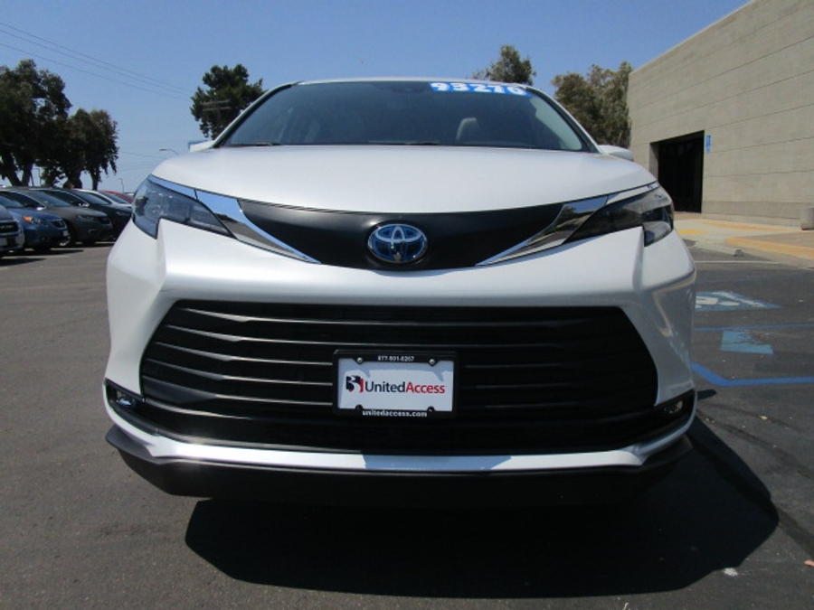 New 2025 Toyota Sienna Hybrid XLE Base - BraunAbility Side Entry Entry Fold Out Automatic Ramp