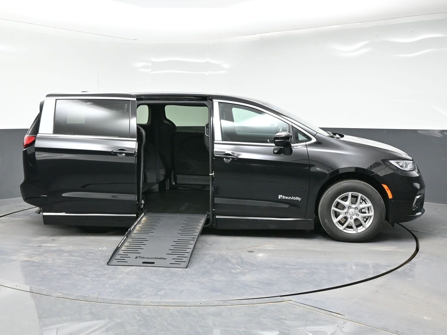 Black Chrysler Pacifica image number 5
