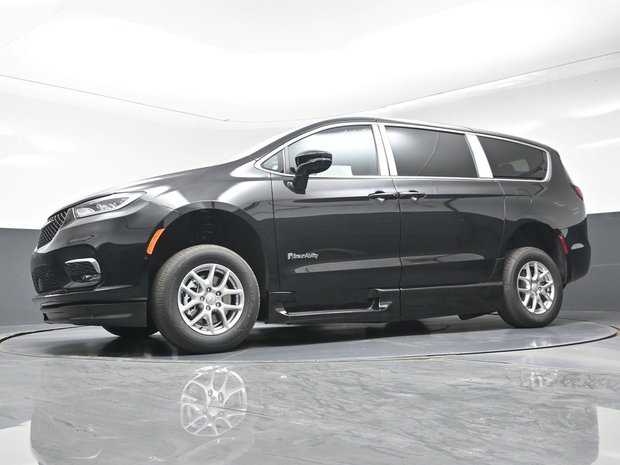 Black Chrysler Pacifica image number 16