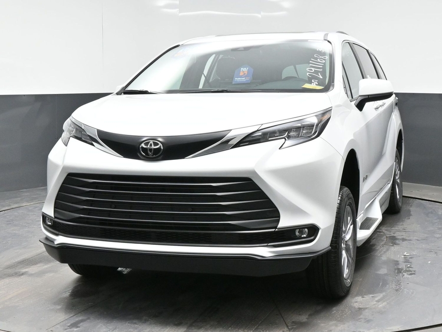 New 2026 Toyota Sienna Hybrid XLE Add - BraunAbility Side Entry Entry Fold Out Automatic Ramp