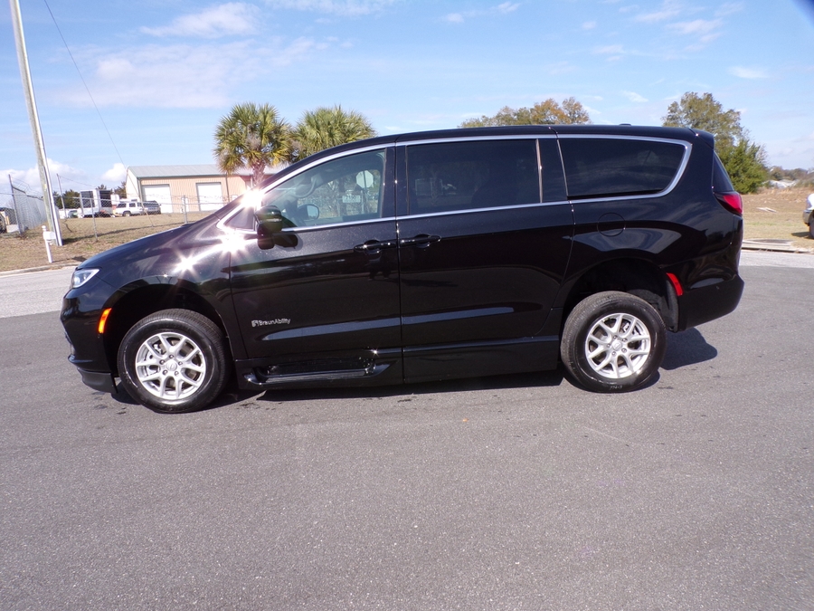 Black Chrysler Pacifica image number 29