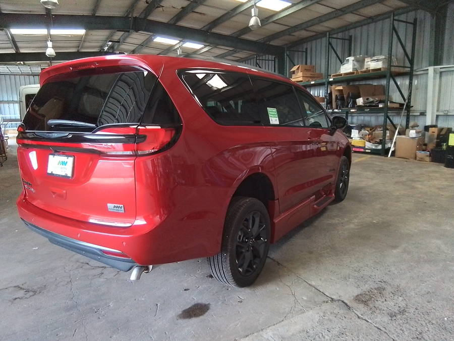 Red Chrysler Pacifica image number 28