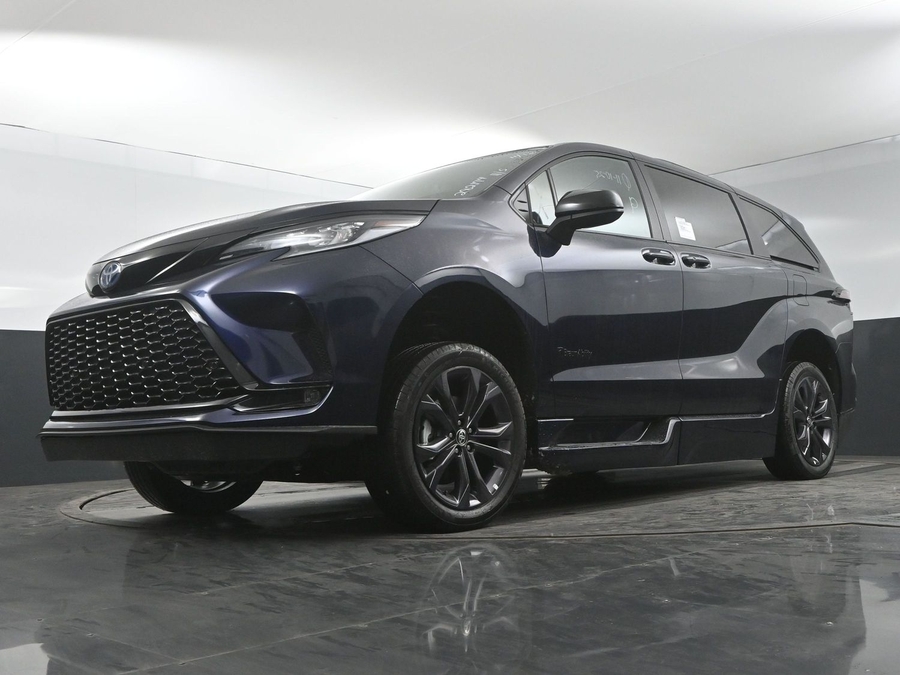 New 2025 Toyota Sienna Hybrid XSE Sport - BraunAbility Side Entry Entry Fold Out Automatic Ramp