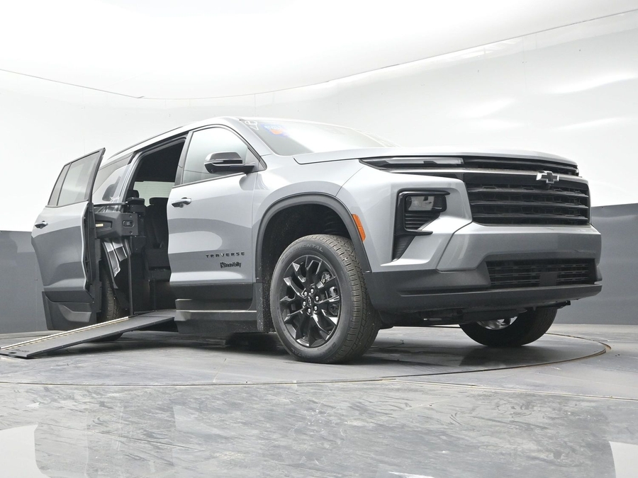 New 2026 Chevrolet Traverse 1LT Midnight - BraunAbility Side Entry Entry In Floor Automatic Ramp