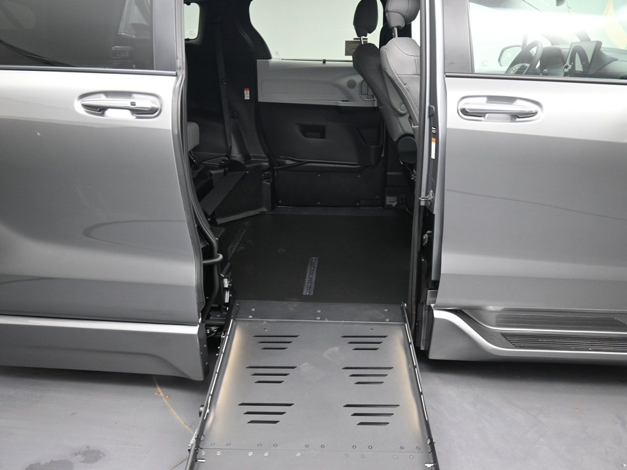 New 2026 Toyota Sienna Hybrid XLE Base - BraunAbility Side Entry Fold Out Automatic Ramp