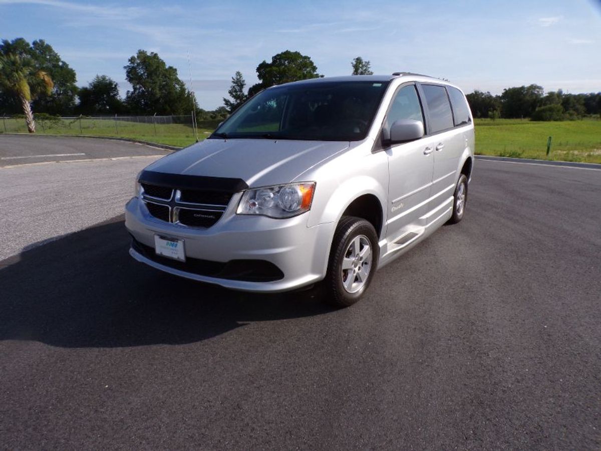 Silver Dodge Grand Caravan image number 2