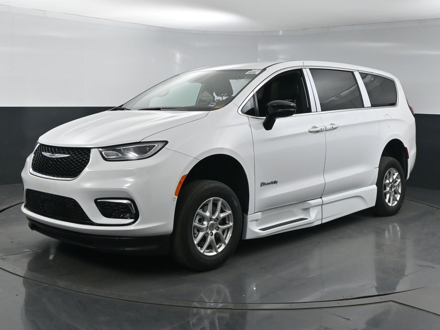 New 2025 Chrysler Pacifica Select Safety - BraunAbility Side Entry Entry In Floor Automatic Ramp