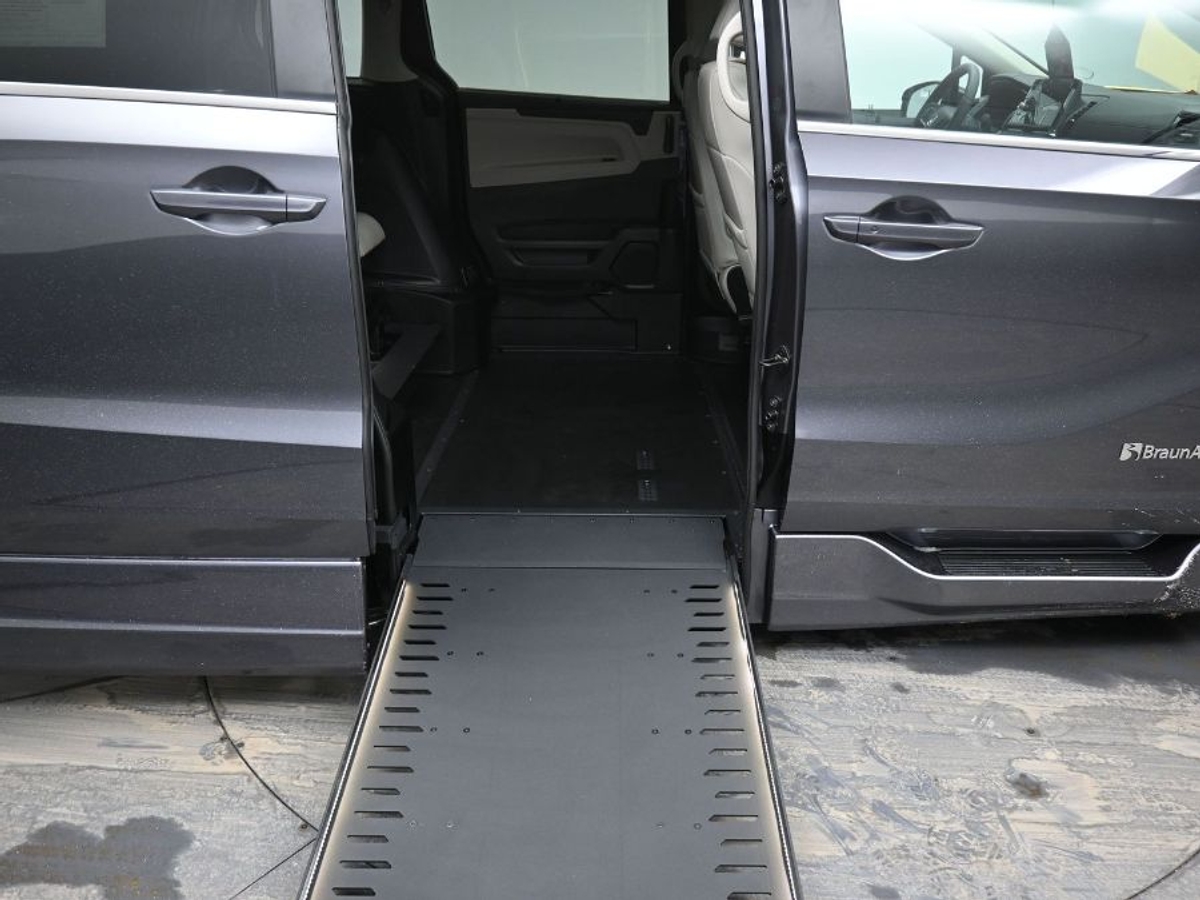 Grey Honda Odyssey image number 11