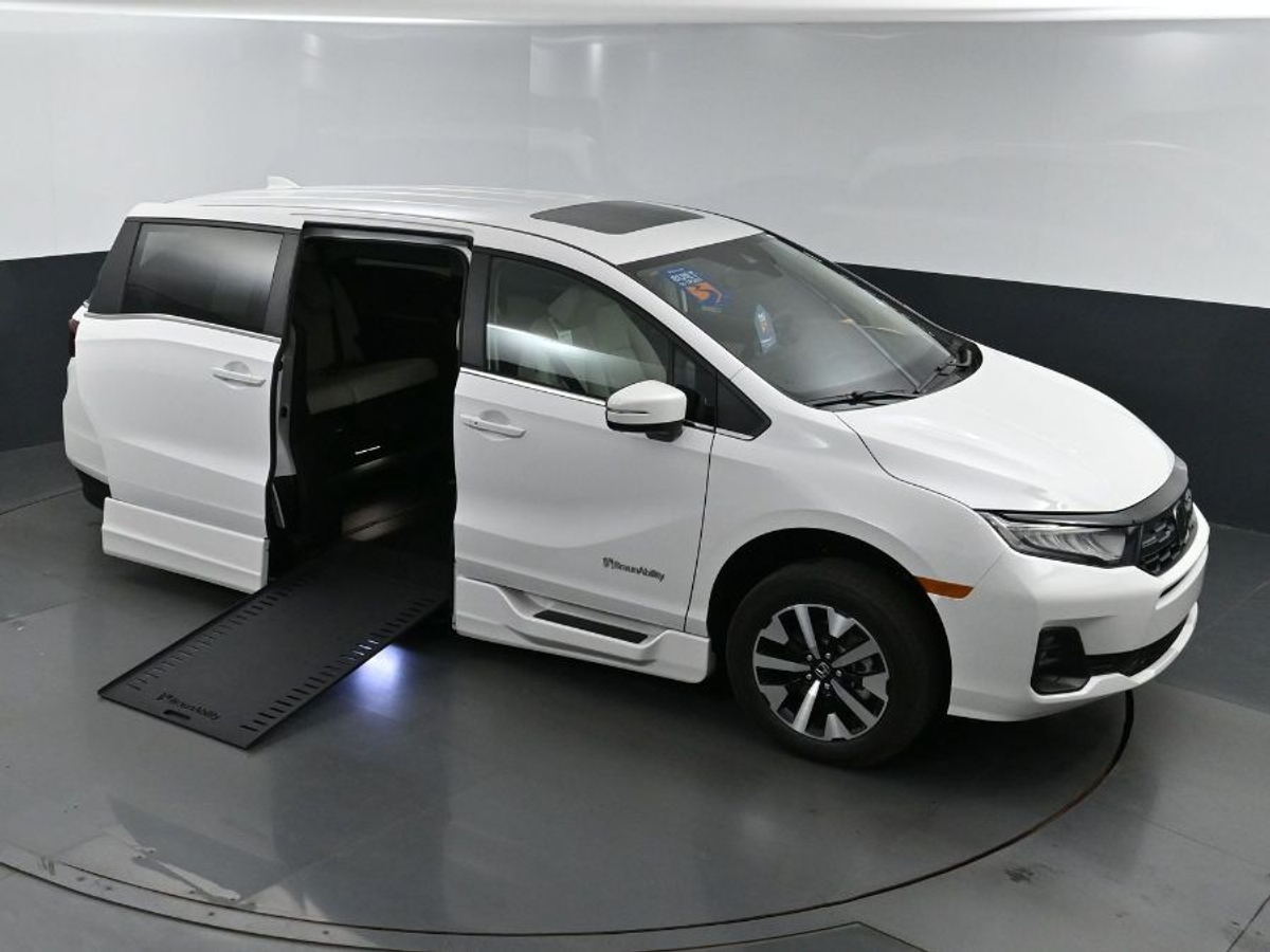 White Honda Odyssey image number 22