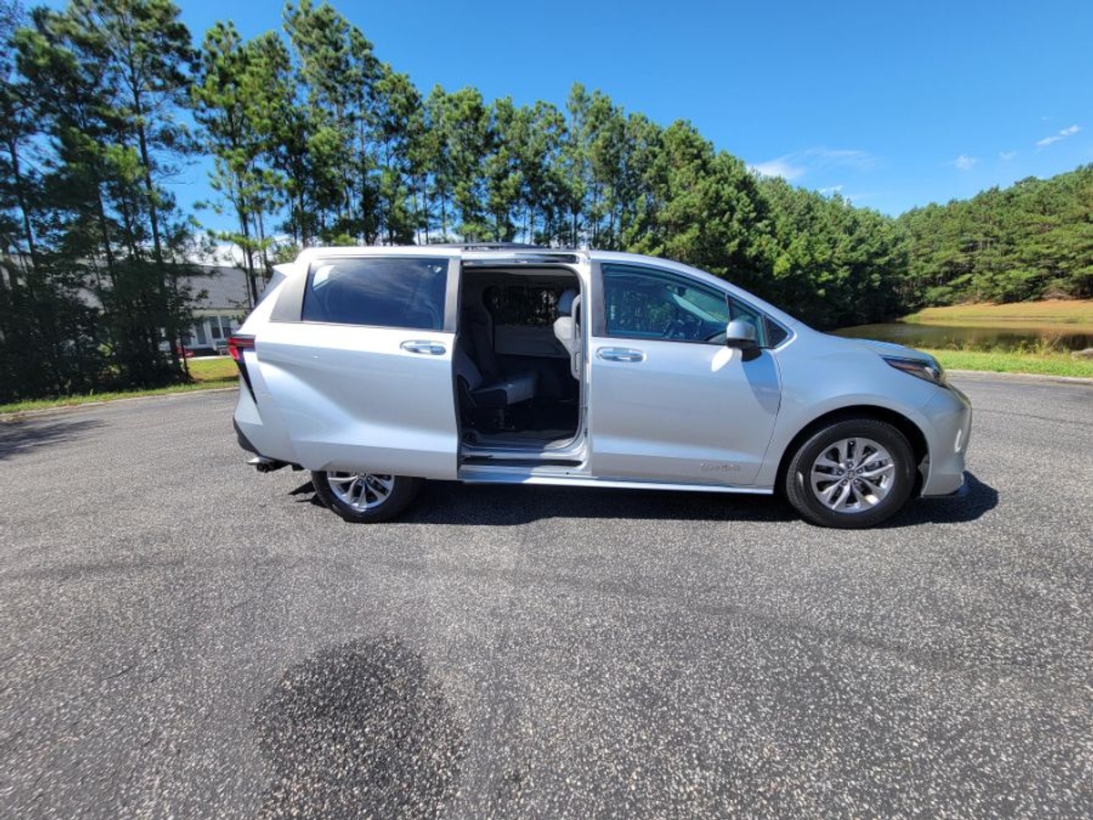 2024 TOYOTA SIENNA - Image 11
