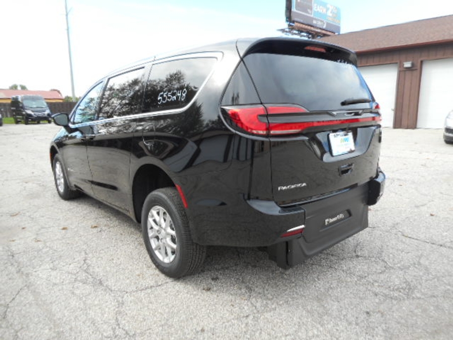 Black Chrysler Pacifica image number 4