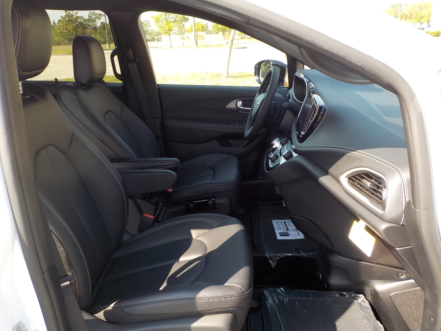 White Chrysler Pacifica image number 15