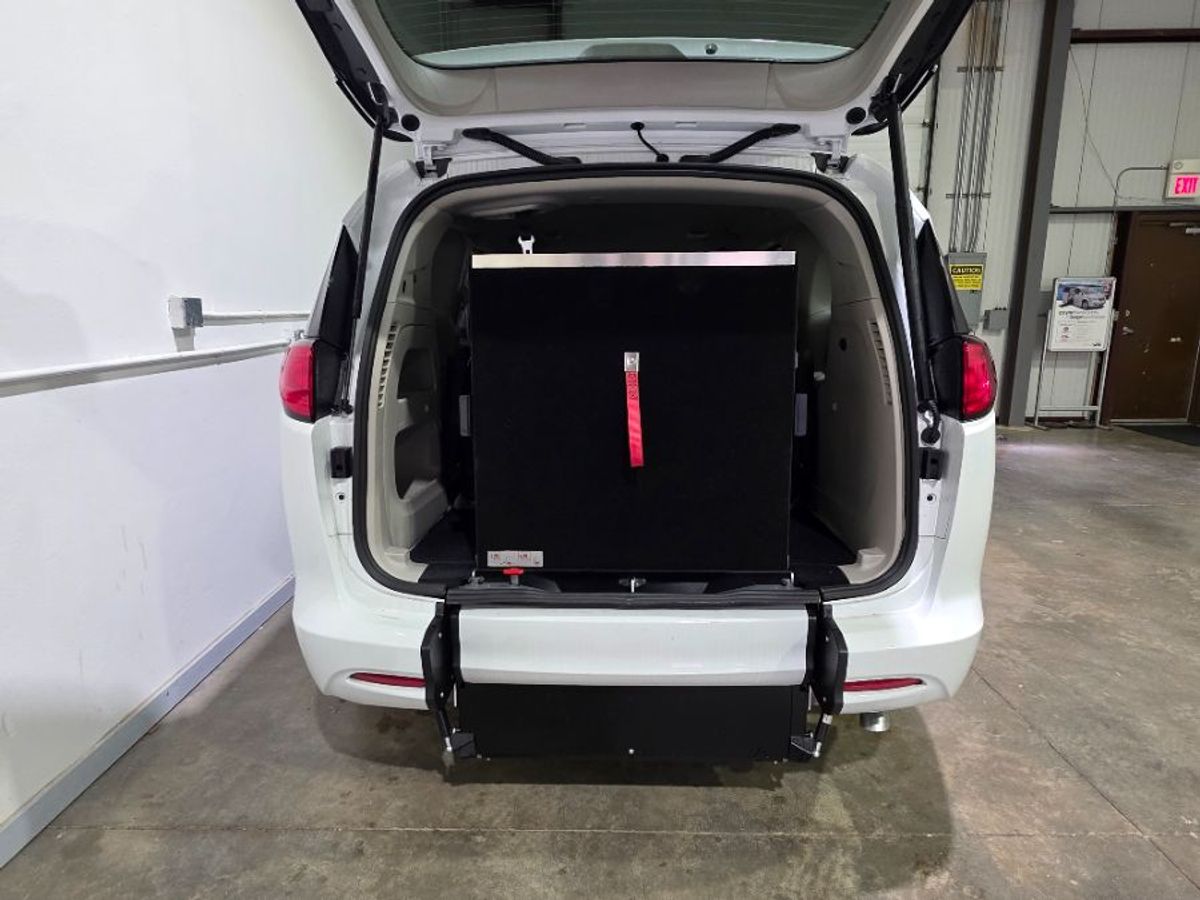 White Chrysler Voyager image number 15