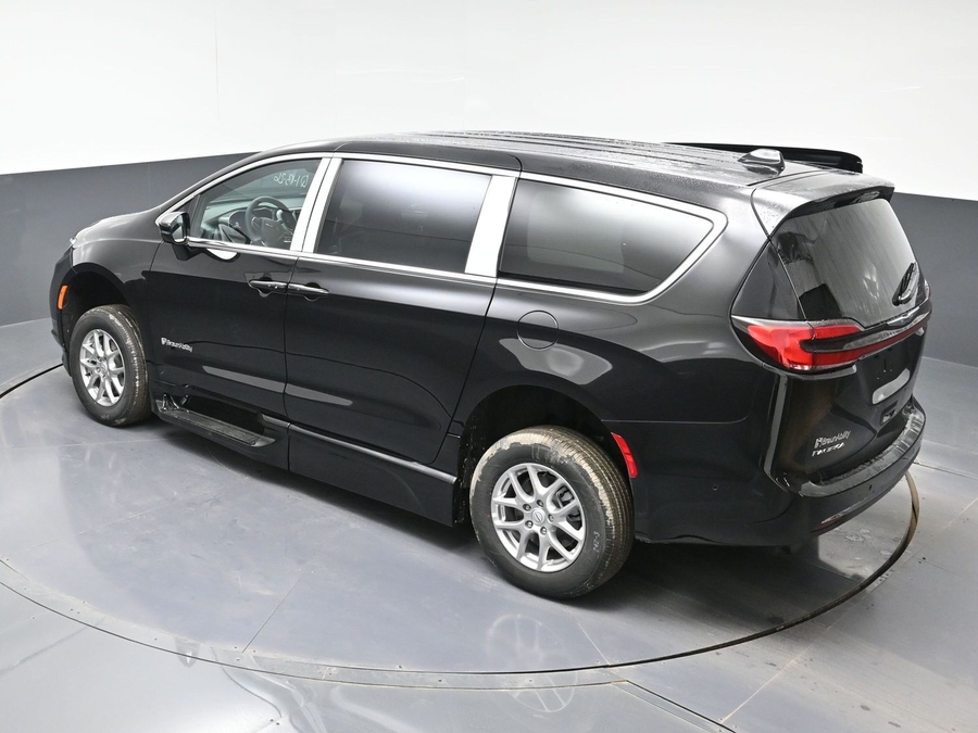 Black Chrysler Pacifica image number 24