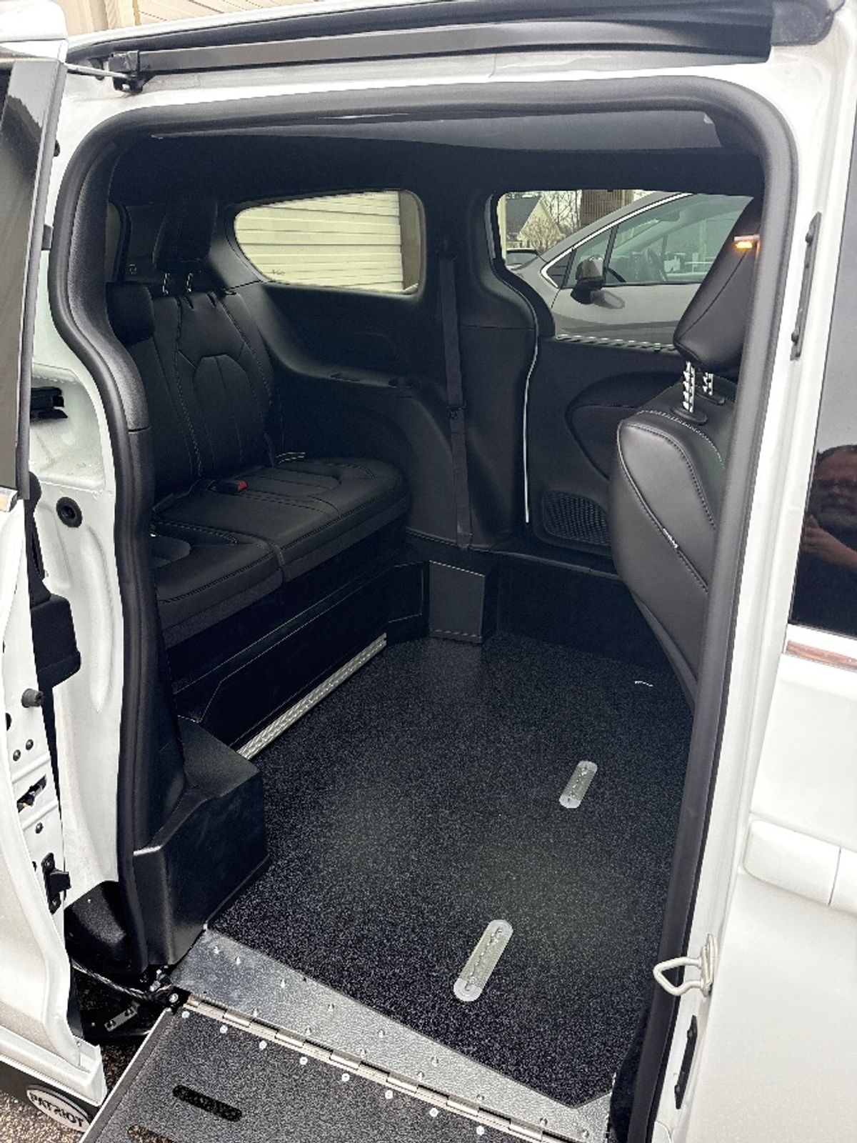 White Chrysler Voyager image number 10