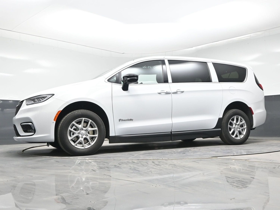 White Chrysler Pacifica image number 19