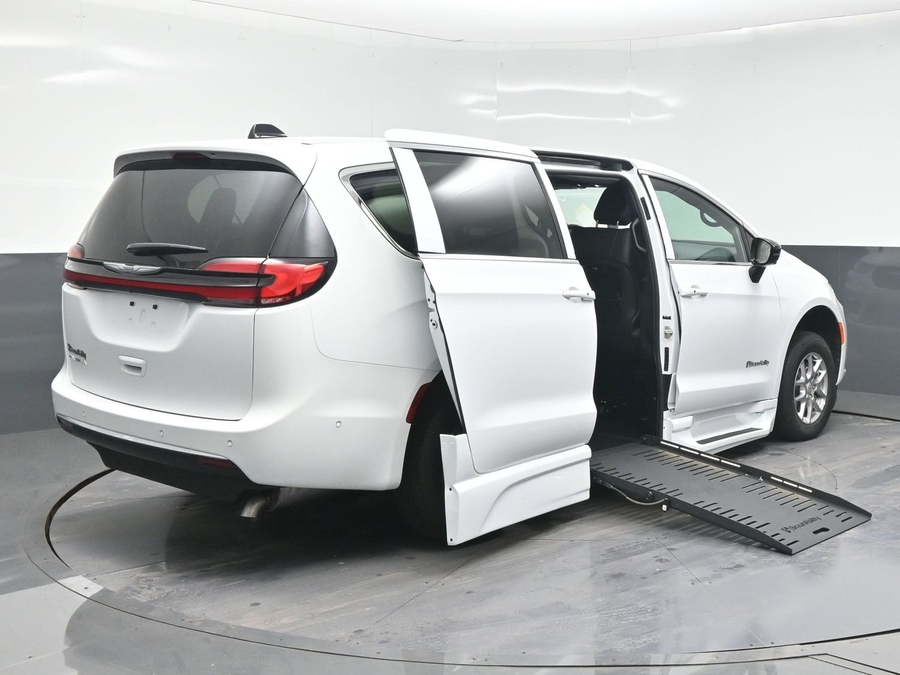 New 2025 Chrysler Pacifica Select Safety - BraunAbility Side Entry Entry Fold Out Automatic Ramp