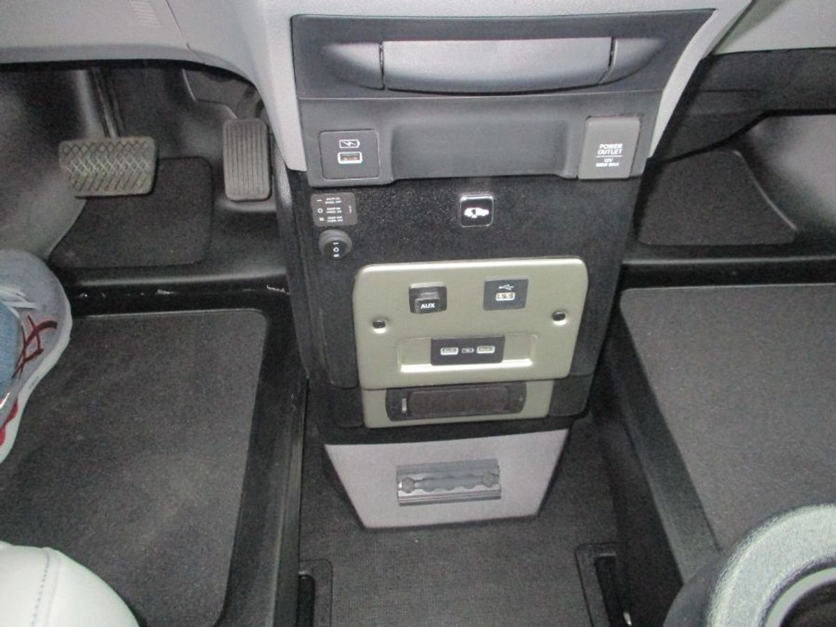 Silver Honda Odyssey image number 16