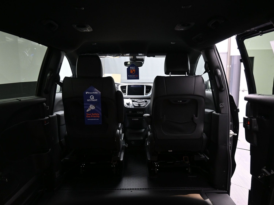 Black Chrysler Pacifica image number 12