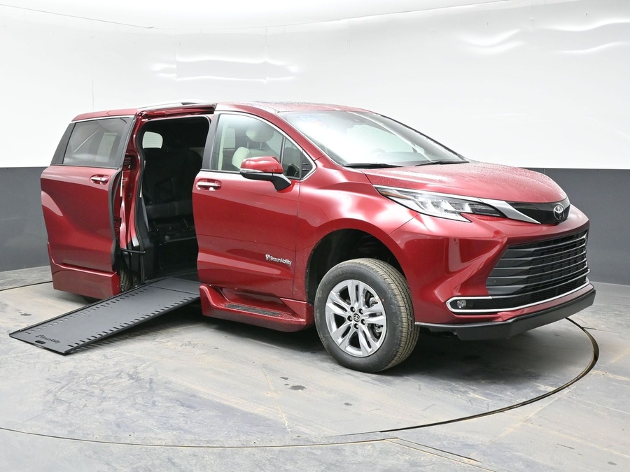 New 2026 Toyota Sienna Hybrid Limited - BraunAbility Side Entry In Floor Automatic Ramp