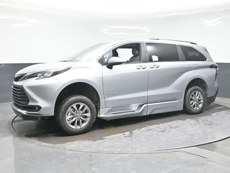 New 2025 Toyota Sienna Hybrid XLE Plus - BraunAbility Side Entry Entry Fold Out Automatic Ramp
