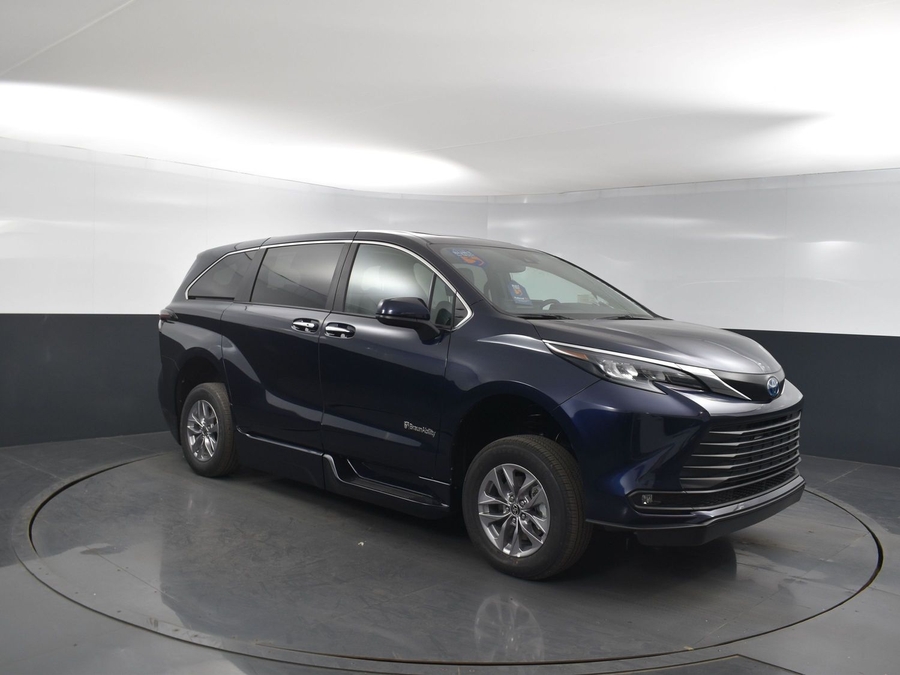 New 2025 Toyota Sienna Hybrid XLE Base - BraunAbility Side Entry Entry Fold Out Automatic Ramp