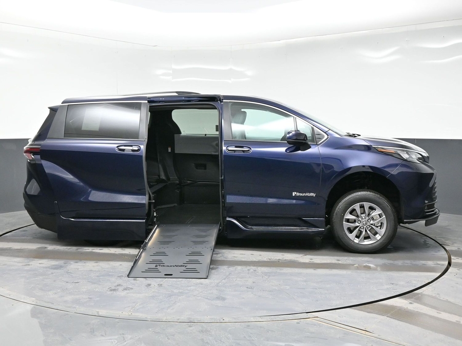 New 2026 Toyota Sienna Hybrid XLE Base - BraunAbility Side Entry Fold Out Automatic Ramp